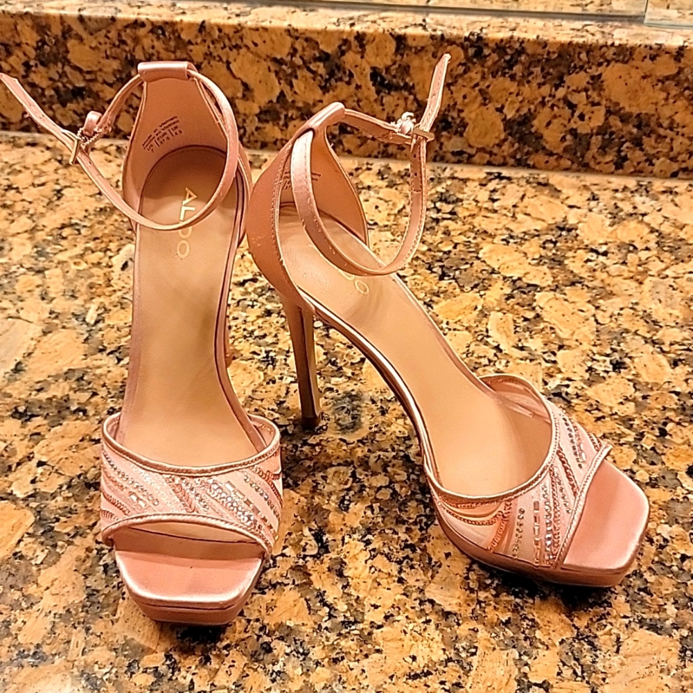 Very sexy Aldo high heels. Size 7. True to size.